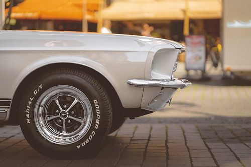 Weißer Ford Mustang Fastback