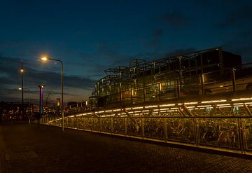 Station Leiden bij schemer van QEIMOY