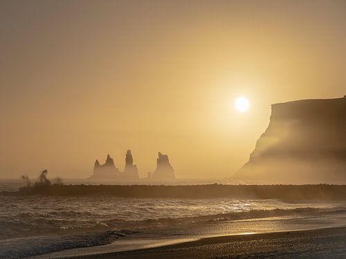 IJsland, Zonsondergang bij Rotsformatie Reynisdrangar