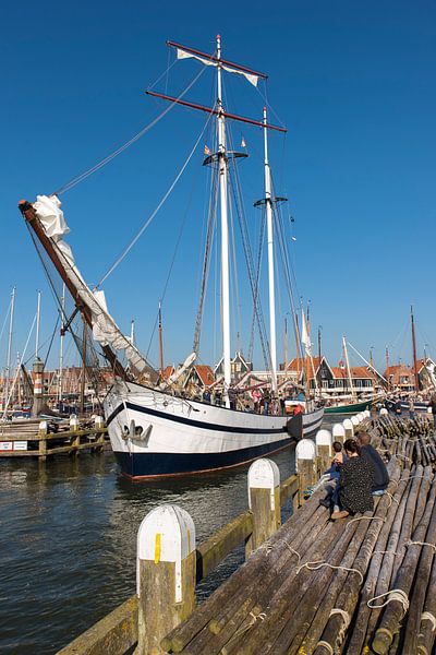 De Vliegende Hollander vaart uit de haven van Volendam von Jack Koning