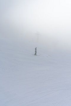 Wintersport im Nebel von Studio Nieuwland