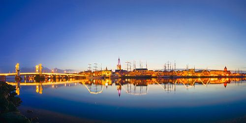 Hanzestad Kampen in de avond gezien vanaf de IJssel