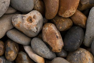 Love on the beach (hartvormige kiezelsteen aan de Opaalkust in Frankrijk) van Birgitte Bergman