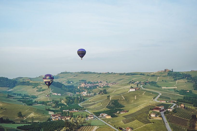 Ballons à air chaud au-dessus de Barolo en Italie par Roderick Mintjens
