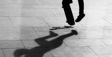 skater in black & white van Rik Engelgeer