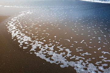 Love in the waves van Thomas Gladdines