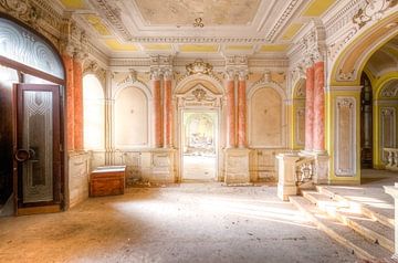 Abandoned Hotel in Decay. by Roman Robroek - Photos of Abandoned Buildings