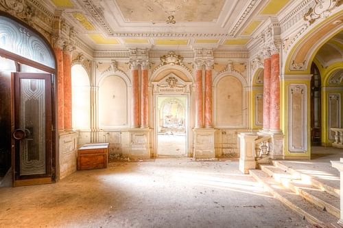 Hôtel abandonné en décrépitude.