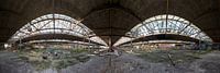 Urbex bedrijfshal met symmetrische lichtstraten - 360 graden panorama