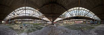 Urbex-Industriehalle mit symmetrischen Oberlichtern - 360-Grad-Panorama
