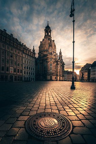 In de ochtend in Dresden de Fauenkirche met gulideckel bij zonsopgang