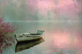 Verträumtes Boot auf einem nebligen See – Ruhe und Luxus von BowiScapes – Kunst und urbane Wandgestaltung