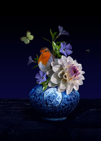 "Royal Respect II" Stilleben mit Delfste-Vase und Rotkehlchen von Sander Van Laar