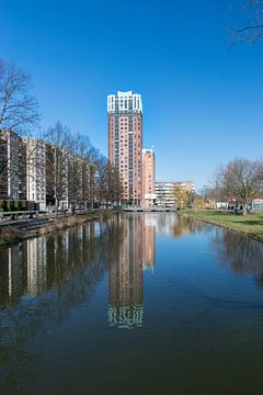 Koninginneflat in Rotterdam, gezien over de boezemsingel