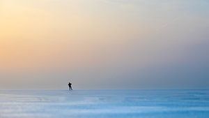 Eenzame schaatser op het veluwemeer van Gerrit Bikker