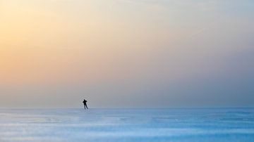 Eenzame schaatser op het veluwemeer van Gerrit Bikker