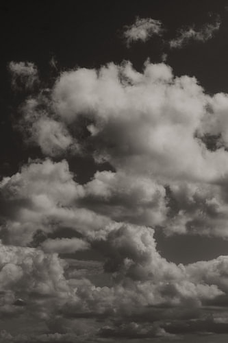 Wolken in Schwarz-Weiß