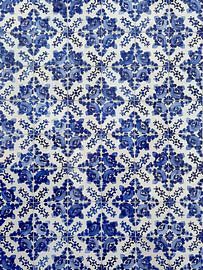 Traditionelle portugiesische Keramikfliesen in Blau und Weiß von Minimalistic Travel Photography by.Rieneke
