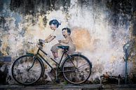 Straatkunst Maleisie, kleine kinderen op een fiets - Muurschildering van Ellis Peeters thumbnail