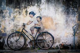 Straßenkunst Malaysia, kleine Kinder auf dem Fahrrad
