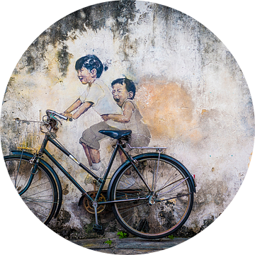 Straatkunst Maleisie, kleine kinderen op een fiets - Muurschildering van Ellis Peeters