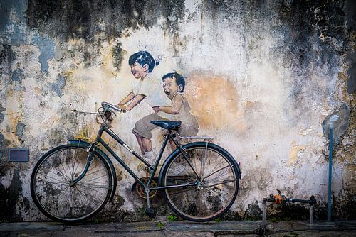 Straatkunst Maleisie, kleine kinderen op een fiets