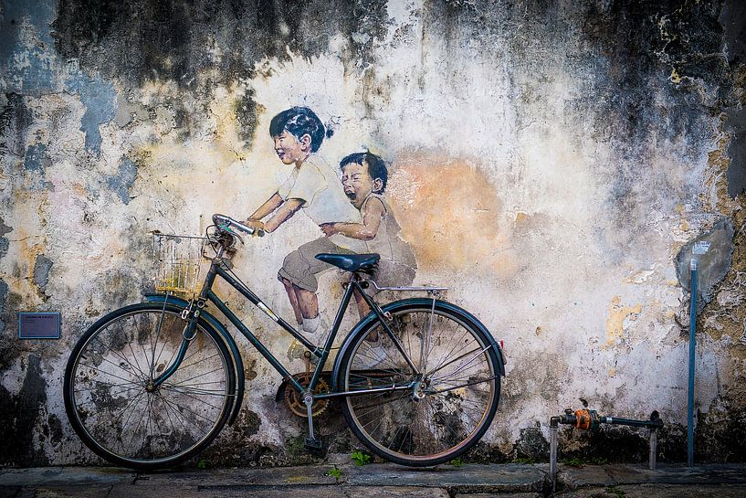 Straatkunst Maleisie, kleine kinderen op een fiets - Muurschildering van Ellis Peeters