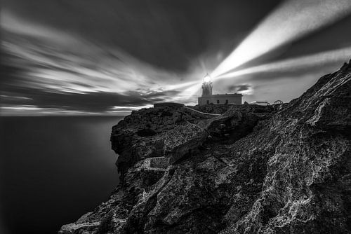 Nachtbeeld in zwart-wit van de vuurtoren van Cavalleria op het eiland Menorca.