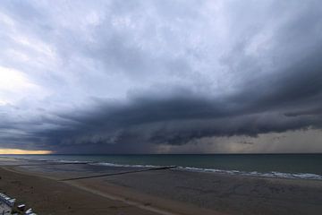 Reusachtige wolkbreuk over zee