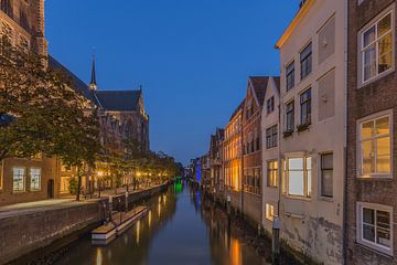 Grote Kerk en Pottenkade in Dordrecht in de avond - 2 van Tux Photography