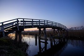 Pont piétonnier à l'heure dorée