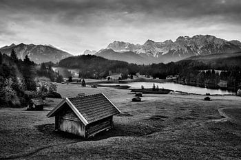 Almwiese mit Bergsee im Karwendelgebirge in den Alpen in schwarzweiss
