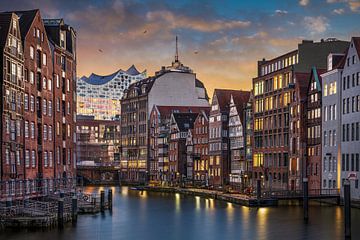 Nikolaifleet en Elbphilharmonie in Hamburg van Michael Abid