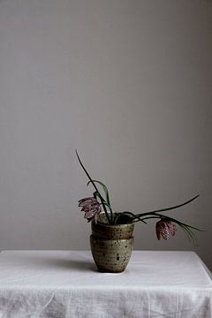 Nature morte de fleurs de vanneaux sur mugs mouchetés sur Lilian Bisschop
