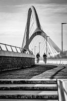 Radfahrer auf der anderen Seite des Flusses (Oversteek, Nijmegen)