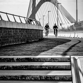 Radfahrer auf der anderen Seite des Flusses (Oversteek, Nijmegen) von Jan Hoekstra