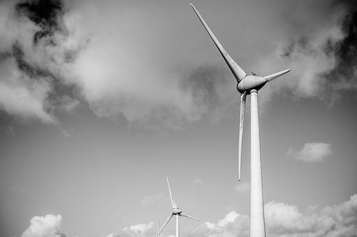 Éoliennes avec un ciel bleu et des nuages en arrière-plan