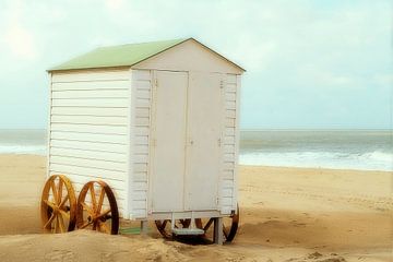 Foto van een Strandhuisje aan de Kust van BowiScapes abstract en digitale kunst