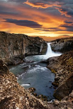 Lumière du soir sur la chute d'eau