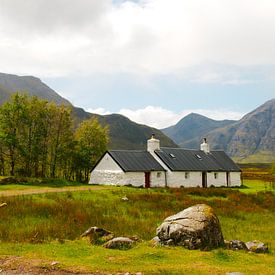 Chalet solitaire dans les montagnes écossaises sur Peter Schoo - Natuur & Landschap