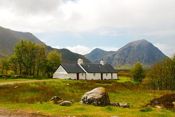 Chalet solitaire dans les montagnes écossaises