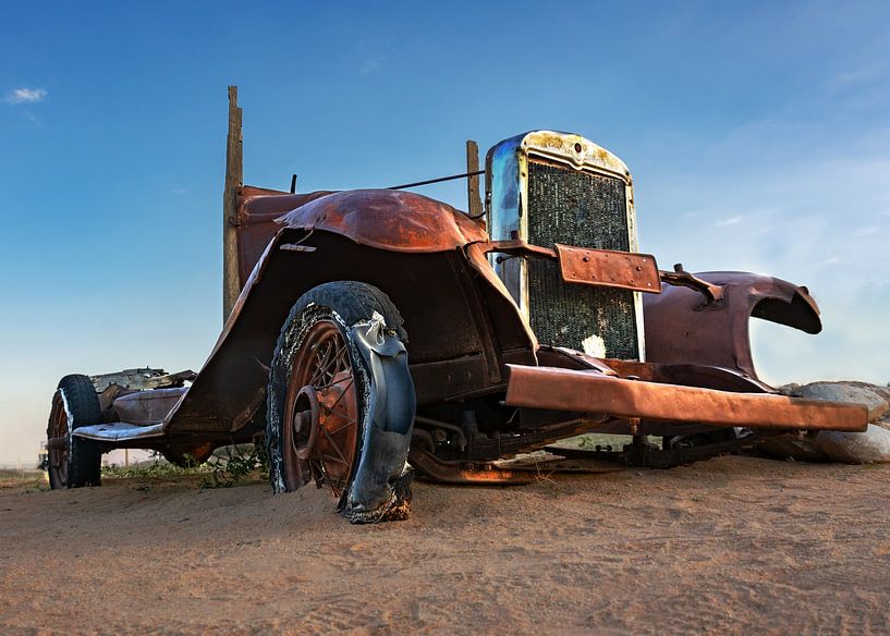 Voiture ancienne avec pneus par Alex Neumayer