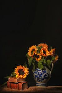 Sonniges Stilleben mit Sonnenblumen in typisch holländischer Keramik.