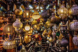 Winkel met lampen in medina van Marrakech in Marokko van Dieter Walther