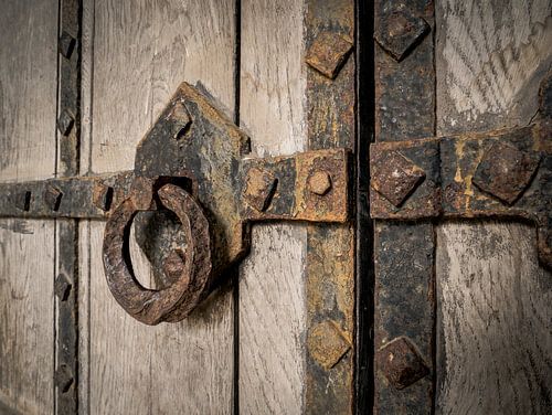 Oude Poort met Verroest Slot en Hendel