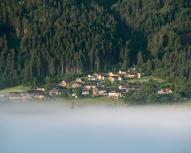 Dorf und Nebel von Wouter Bos