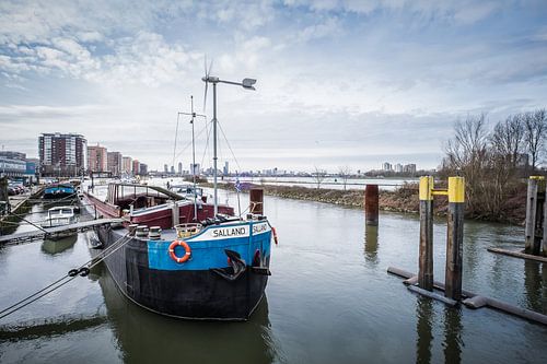 Het schip de Salland ligt bij de ingang van het Eiland van Brienenoord, Rotterdam