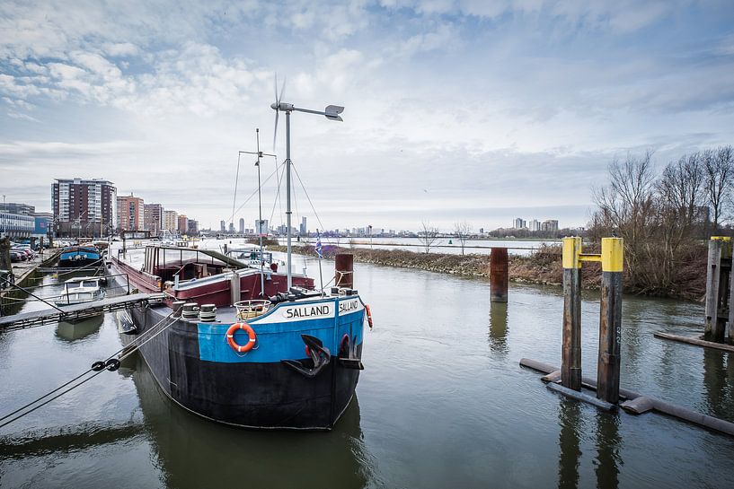 Het schip de Salland ligt bij de ingang van het Eiland van Brienenoord, Rotterdam von Annemieke Klijn