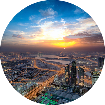 Zon stijgt boven Dubai van Rene Siebring