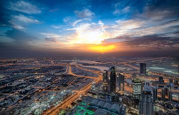 Zon stijgt boven Dubai van Rene Siebring